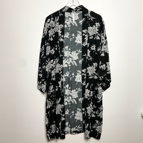 SPIRITUAL GANGSTER | Black Floral Kimono Maya Robe - Picture 2 of 10